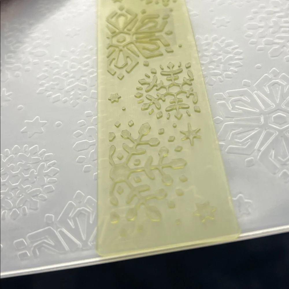 Like New Anna Griffin Cuttlebug Cricut Christmas Embossing Folders Set of 3 snow